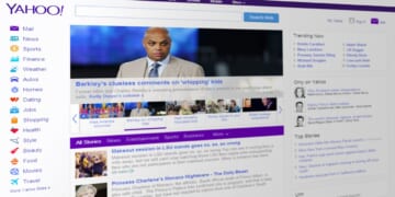 Yahoo News with news stories in the centre and options to click through on the left hand side panel